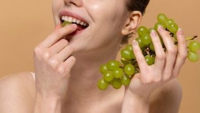 medium-shot-smiley-woman-with-grapes_23-2149408717-6565850