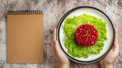 top-view-delicious-pomegranate-salad-round-shaped-green-salad-light-background_140725-131734-8725088